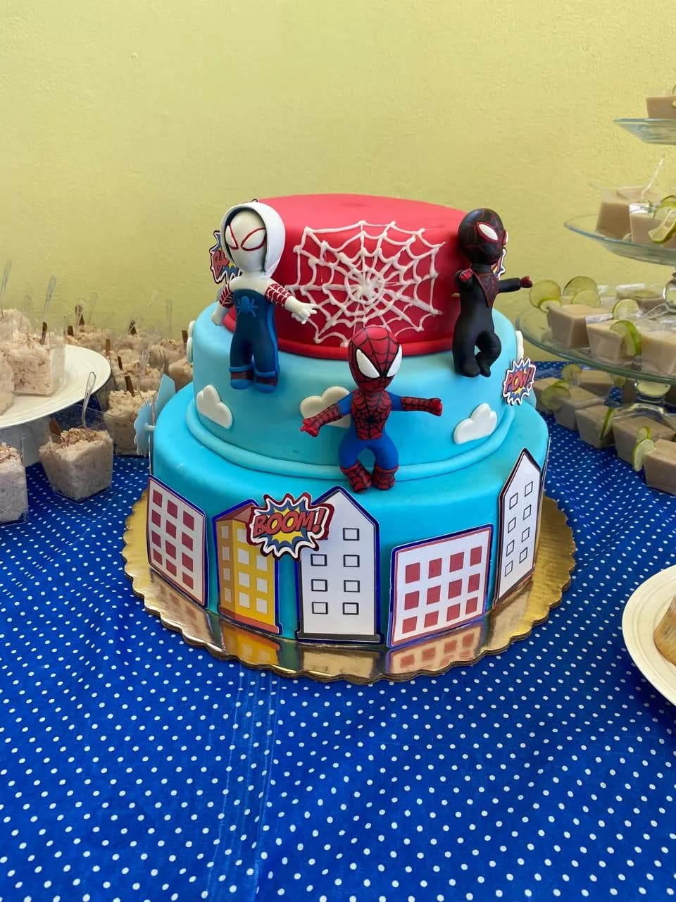 Pastel temático de Spider-Man para una fiesta infantil en Perinolita